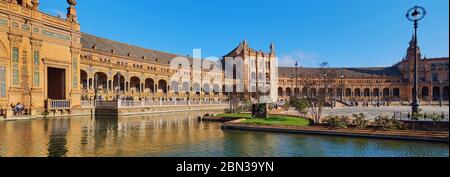 Siviglia, Spagna: 23 dicembre 2019: Immagine panoramica Plaza de Espana al caldo sole giorno invernale. Molti turisti hanno visitato il punto di riferimento spagnolo, Siviglia, Spagna Foto Stock