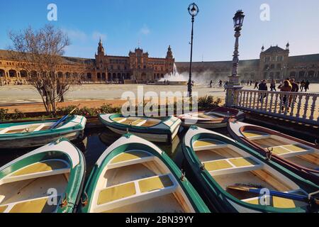 Siviglia, Spagna: 23 dicembre 2019: In Plaza de Espana noleggio barche, attrazione turistica andare in barca a remi intorno alle acque del fiume Guadalquivir. Siviglia, Spagna Foto Stock