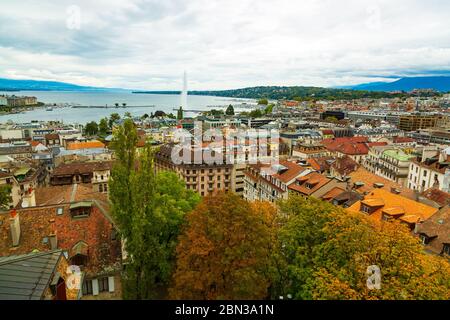 Ginevra, Svizzera: Vista sulla città e sul lago dalla torre della cattedrale di San Pietro Foto Stock