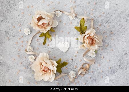 Cornice rotonda con fiori rosa e bianco rosa su sfondo di marmo grigio. Foto Stock