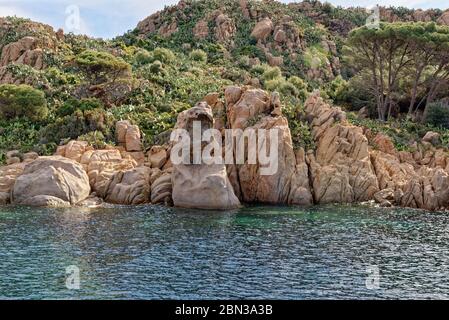 Isolotto di Ogliastra, Sardegna, Italia - un piccolo arcipelago con tre rocce granitiche porfido, tipico del mare di Ogliastra, di cui una è più grande e Foto Stock