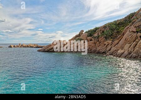 Isolotto di Ogliastra, Sardegna, Italia - un piccolo arcipelago con tre rocce granitiche porfido, tipico del mare di Ogliastra, di cui una è più grande e Foto Stock
