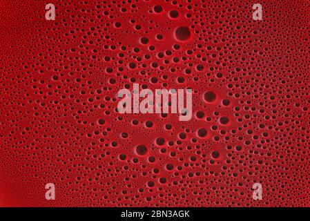Primo piano macro sangue, bolle sanguigne, sanguinosa pozzanghera di sangue rosso liquido, sfondo, struttura Foto Stock