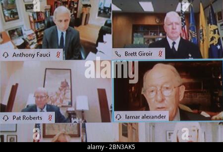 Washington, Stati Uniti. 12 maggio 2020. Il Presidente Lamar Alexander, R, TN, parla durante l'audizione virtuale del Comitato di Salute, Istruzione, lavoro e Pensioni del Senato a Capitol Hill martedì 12 maggio 2020 a Washington, DC. La commissione sta ascoltando le testimonianze dei membri della task force della Casa Bianca Coronavirus su come riaprire il paese in modo sicuro. Alexander ed i testimoni sono tutti in auto-quarantena poiché sono stati esposti al virus. Foto Stock