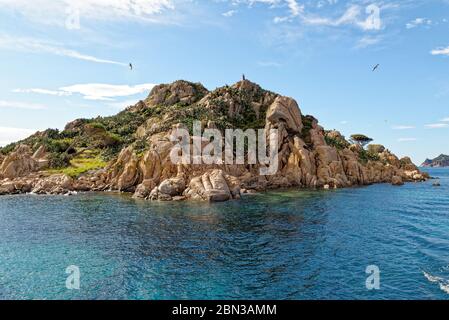 Isolotto di Ogliastra, Sardegna, Italia - un piccolo arcipelago con tre rocce granitiche porfido, tipico del mare di Ogliastra, di cui una è più grande e Foto Stock