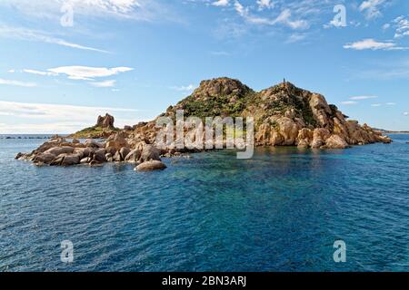 Isolotto di Ogliastra, Sardegna, Italia - un piccolo arcipelago con tre rocce granitiche porfido, tipico del mare di Ogliastra, di cui una è più grande e Foto Stock