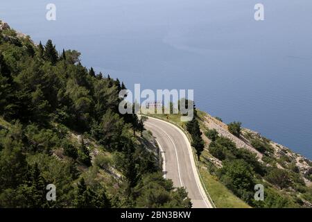 Strada lungo la costa adriatica in direzione della Riviera di Makarska in Croazia Foto Stock