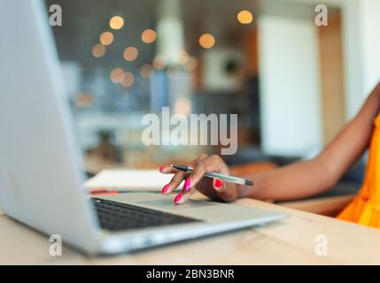 Primo piano giovane donna che usa il laptop, lavora da casa Foto Stock