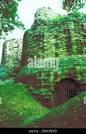 Pontefract Castle, West Yorkshire, Inghilterra settentrionale, girato su film e cross processed Foto Stock