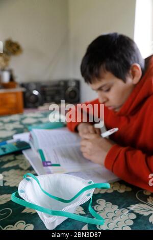 Adolescente che studia a casa a eure, francia durante l'epidemia di covid-19 Foto Stock