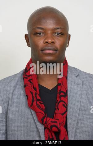 Faccia di giovane uomo d'affari africano calvo in vestito Foto Stock