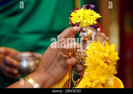 Tempio di Arputha Vinayagar. Cerimonia indù. Ginevra. Svizzera. Murugan, il dio indù della guerra. Foto Stock