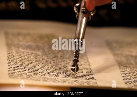 Beth Yaakov Sinagoga. Torah scorre e yad. Ginevra. Svizzera. Foto Stock