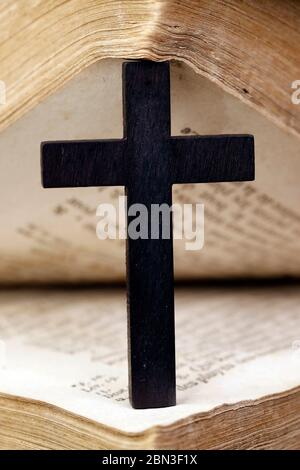 Croce cristiana e vecchia Bibbia. 18 ° secolo. Francia. Foto Stock