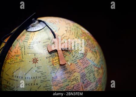 Epidemia di coronavirus (COVID-19). Globo mondiale wirth croce cristiana. Foto Stock