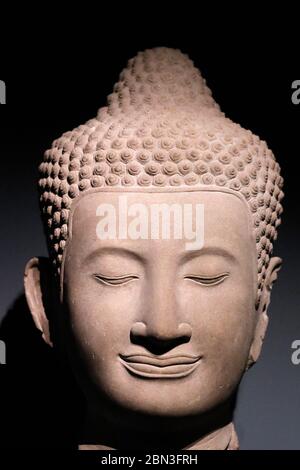 Il Museo Nazionale di Guimet di Arte Asiatica Capo di Buddha. Arenaria. 14 ° secolo. Bayon, Cambogia. Parigi. Francia. Foto Stock