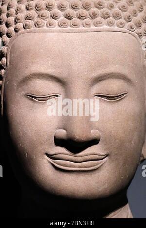 Il Museo Nazionale di Guimet di Arte Asiatica Capo di Buddha. Arenaria. 14 ° secolo. Bayon, Cambogia. Parigi. Francia. Foto Stock