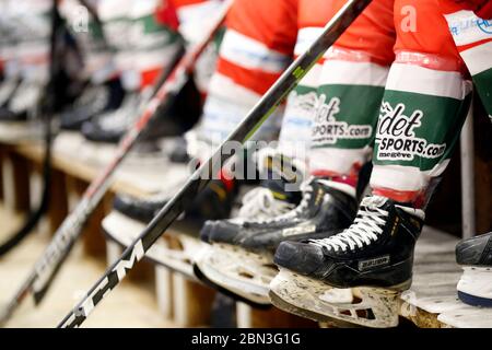 Partita di hockey su ghiaccio. Giocatori e pattini da ghiaccio. Francia. Foto Stock