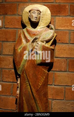 Chiesa di San Francesco d'Assisi, Vanves, Francia. Statua di San Francesco. Scultore Dominique Kaeppelin. Foto Stock