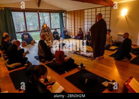 Zen sesshin (ritiro) al centro le Moulin de Vaux zen, Sarthe, Francia. Foto Stock