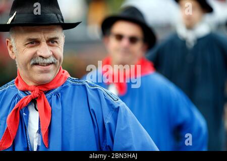 Spettacolo di strada popolare di Saint-Gervais con la Chamoschire. Francia. Foto Stock