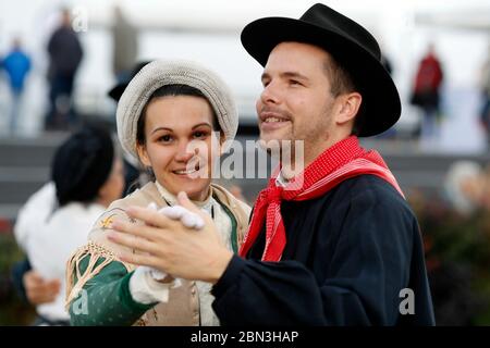 Spettacolo di strada popolare di Saint-Gervais con la Chamoschire. Francia. Foto Stock