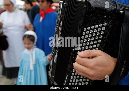 Spettacolo di strada popolare di Saint-Gervais con la Chamoschire. Francia. Foto Stock