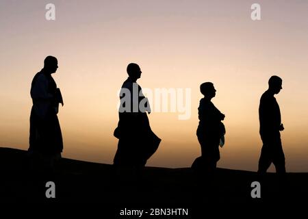 Zen sesshin (ritiro) nel deserto del Sahara, Marocco. Hin (meditazione a piedi) Foto Stock