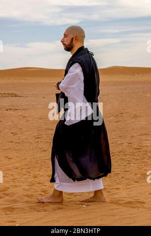 Zen sesshin (ritiro) nel deserto del Sahara, Marocco. Hin (meditazione a piedi) Foto Stock