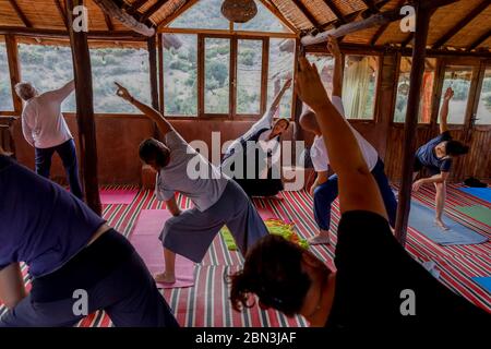 Corso di yoga nella valle di Ourika, Marocco. Foto Stock