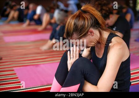 Corso di yoga nella valle di Ourika, Marocco. Foto Stock