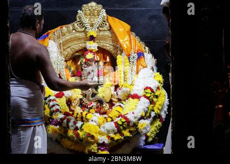 Court Hill Tempio di Ganesh. Prete indù che fa culto alla puja. Kuala Lumpur. Malesia. Foto Stock