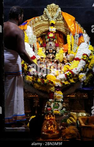 Court Hill Tempio di Ganesh. Prete indù che fa culto alla puja. Kuala Lumpur. Malesia. Foto Stock