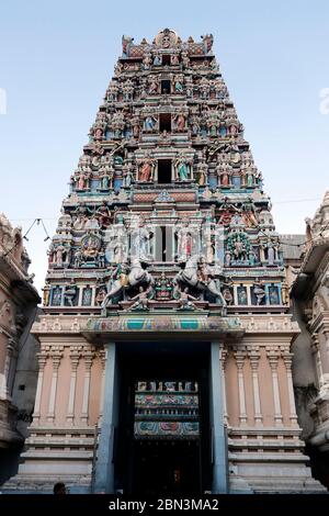 Tempio indù di Sri Mahamariamman. Gli dei indù adornano la storia 5 Raja Gopuram. Kuala Lumpur. Malesia. Foto Stock