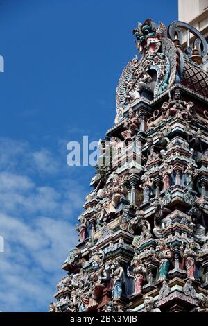 Tempio indù di Sri Mahamariamman. Gli dei indù adornano la storia 5 Raja Gopuram. Kuala Lumpur. Malesia. Foto Stock