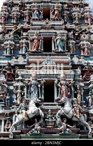 Tempio indù di Sri Mahamariamman. Gli dei indù adornano la storia 5 Raja Gopuram. Kuala Lumpur. Malesia. Foto Stock