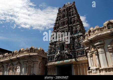 Tempio indù di Sri Mahamariamman. Gli dei indù adornano la storia 5 Raja Gopuram. Kuala Lumpur. Malesia. Foto Stock