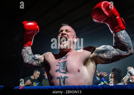 MANCHESTER, REGNO UNITO. 07 Dec 2018. Boxer Ian Butlin festeggia dopo un TKO in corrispondenza 12 di KO Promozioni Natale Cracker boxing evento a Bowlers Exhibition. Foto Stock