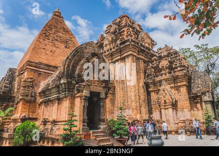 Vecchio edificio religioso in mattoni. Cham torri di po Nagar. Famoso palazzo in Vietnam. Nha Trang, Vietnam - 15 marzo 2020. Foto Stock