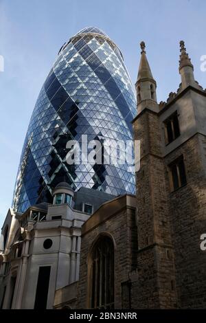 30 St Mary Axe, nota in modo informale come Gherkin, City of london, Regno Unito Foto Stock