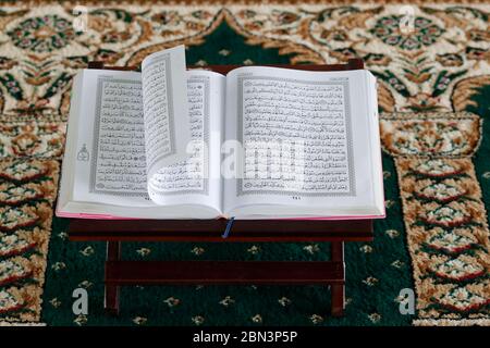 Moschea Masjid Ar-Rohmah. Aprire Quran su un supporto di legno. Chau Doc. Vietnam. Foto Stock