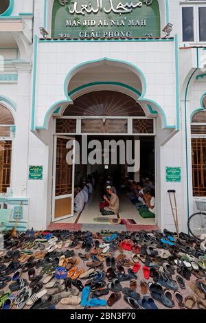 Moschea di Masjid Nia'mah. Uomini musulmani alla preghiera del venerdì (salat). Chau Doc. Vietnam. Foto Stock