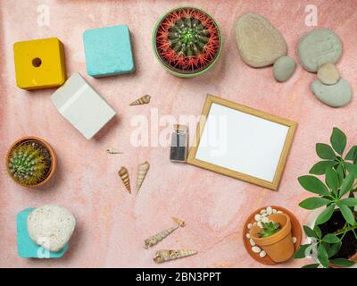 Vista dall'alto del mockup con cactus, rocce, mensole e decorazioni estive su tavola di sabbia rosa. Foto Stock
