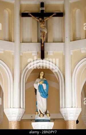 Chiesa cattolica. Gesù sulla croce e la statua della Vergine Maria. Quy Nhon. Vietnam. Foto Stock