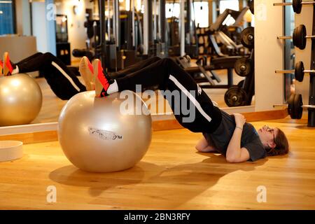 Giovane donna in sala fitness. Ginevra. Svizzera. Foto Stock