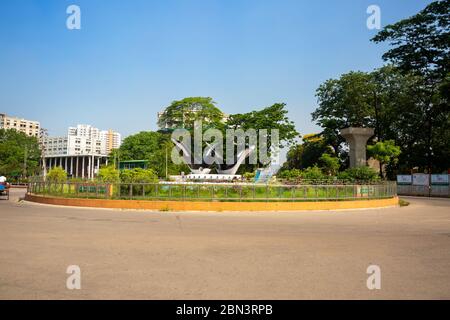 Bangladesh – 12 maggio 2020: Doel Chattar o Piazza del Doel è una scultura di due magpie-robin orientali situata di fronte alla sala Curzon nell'Universi Foto Stock