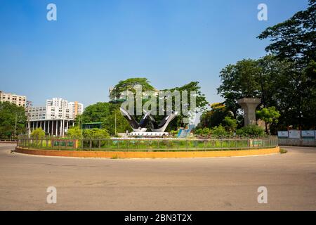 Bangladesh – 12 maggio 2020: Doel Chattar o Piazza del Doel è una scultura di due magpie-robin orientali situata di fronte alla sala Curzon nell'Universi Foto Stock