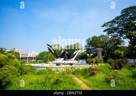 Bangladesh – 12 maggio 2020: Doel Chattar o Piazza del Doel è una scultura di due magpie-robin orientali situata di fronte alla sala Curzon nell'Universi Foto Stock