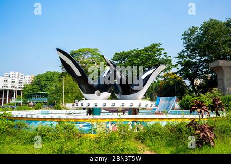 Bangladesh – 12 maggio 2020: Doel Chattar o Piazza del Doel è una scultura di due magpie-robin orientali situata di fronte alla sala Curzon nell'Universi Foto Stock