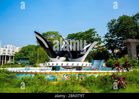 Bangladesh – 12 maggio 2020: Doel Chattar o Piazza del Doel è una scultura di due magpie-robin orientali situata di fronte alla sala Curzon nell'Universi Foto Stock